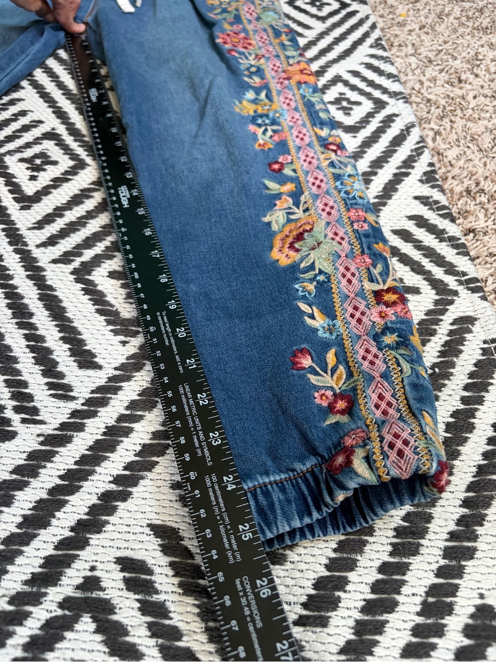 Driftwood Floral Embroidered Denim Joggers Jeans Women Sz S Free People EUC - Picture 5 of 13